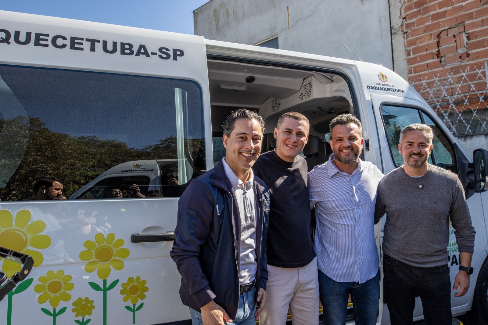 APAE de Itaquá recebe duas vans para fortalecer capacidade de atendimento