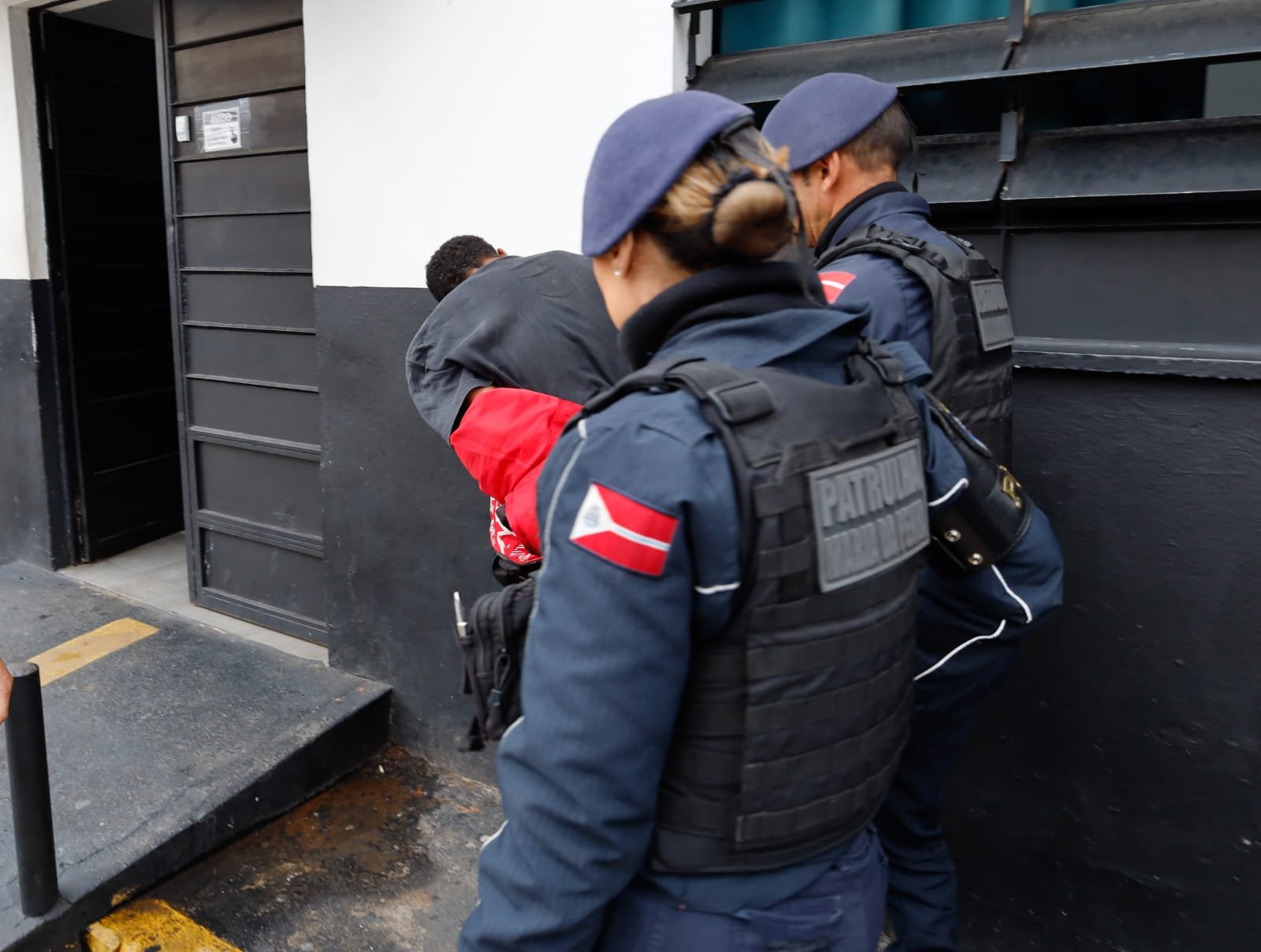 GCM de Suzano prende homem por furto em loja de cosméticos no centro
